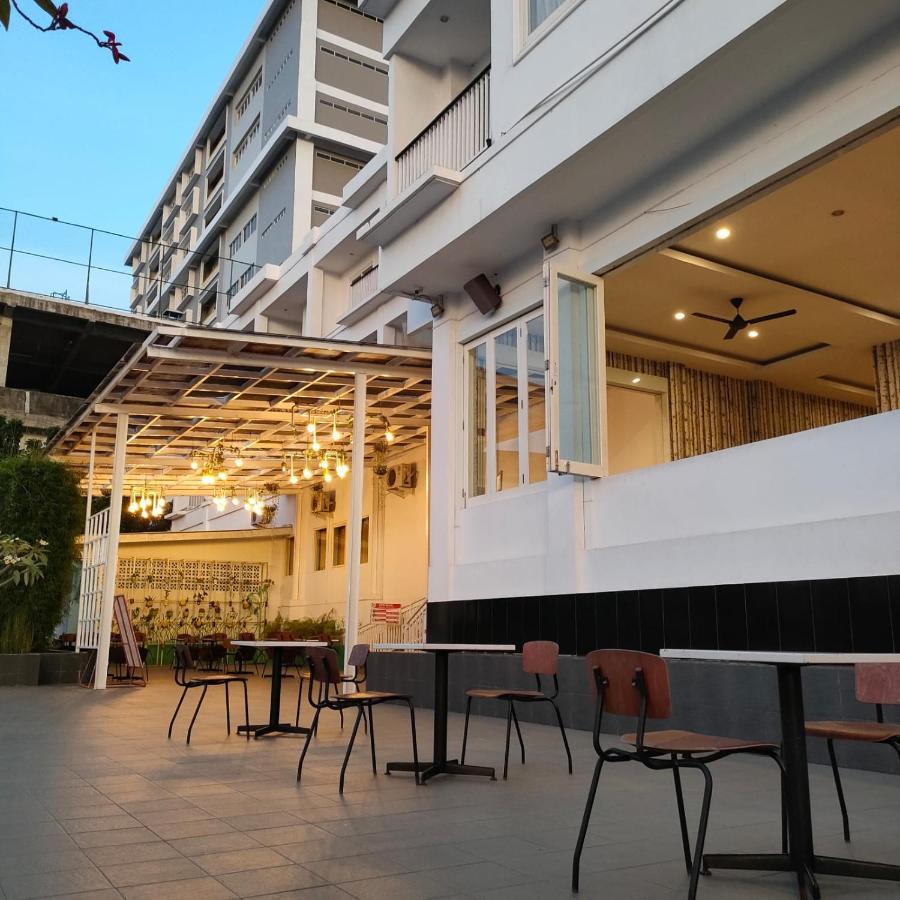 Naka Hotel Kupang Kupang  Eksteriør billede